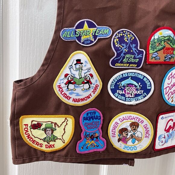 VTG Girl Scouts of America Brown Brownie Vest Pins Badges USA Size Medium 10-12 - Picture 11 of 14